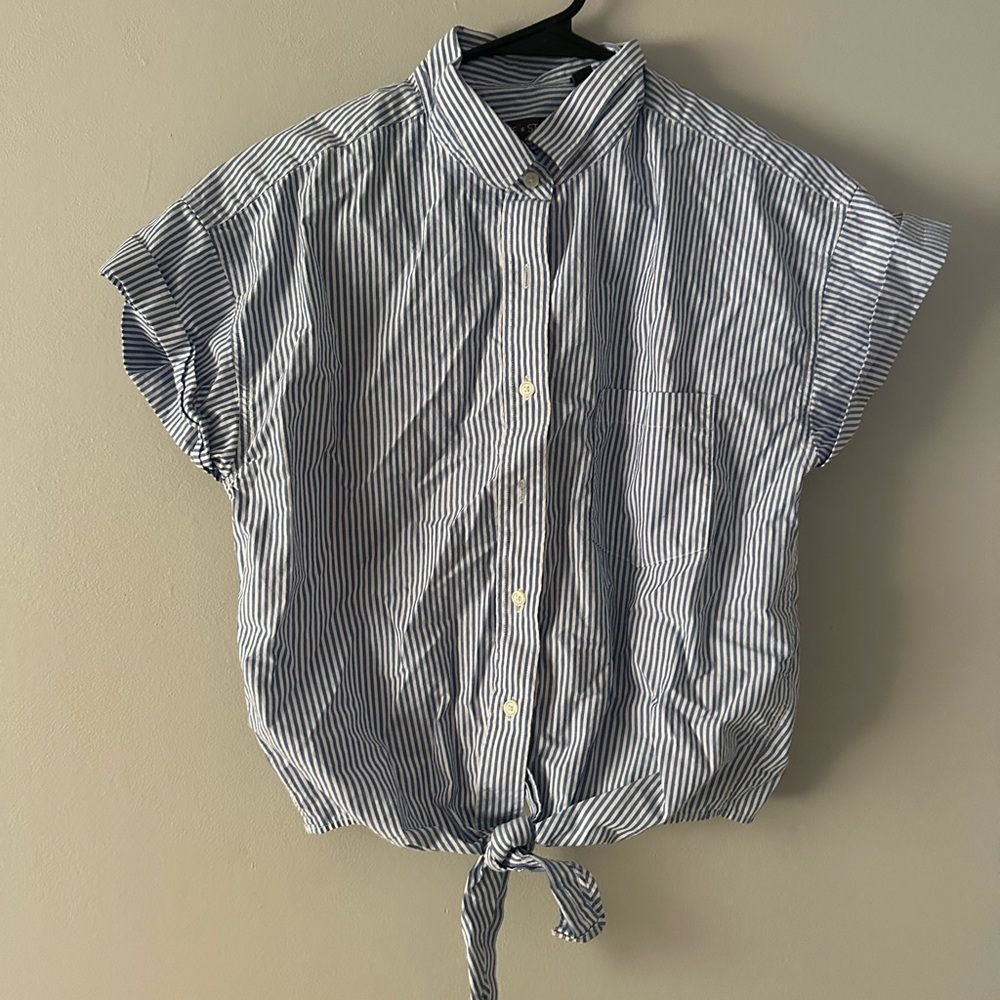 Women’s Slate & Stone Button Up, Tie front shirt. Slightly cropped